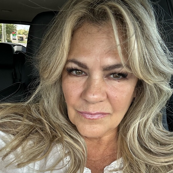 Meet your Posher, Carrie - Picture 2 of 2